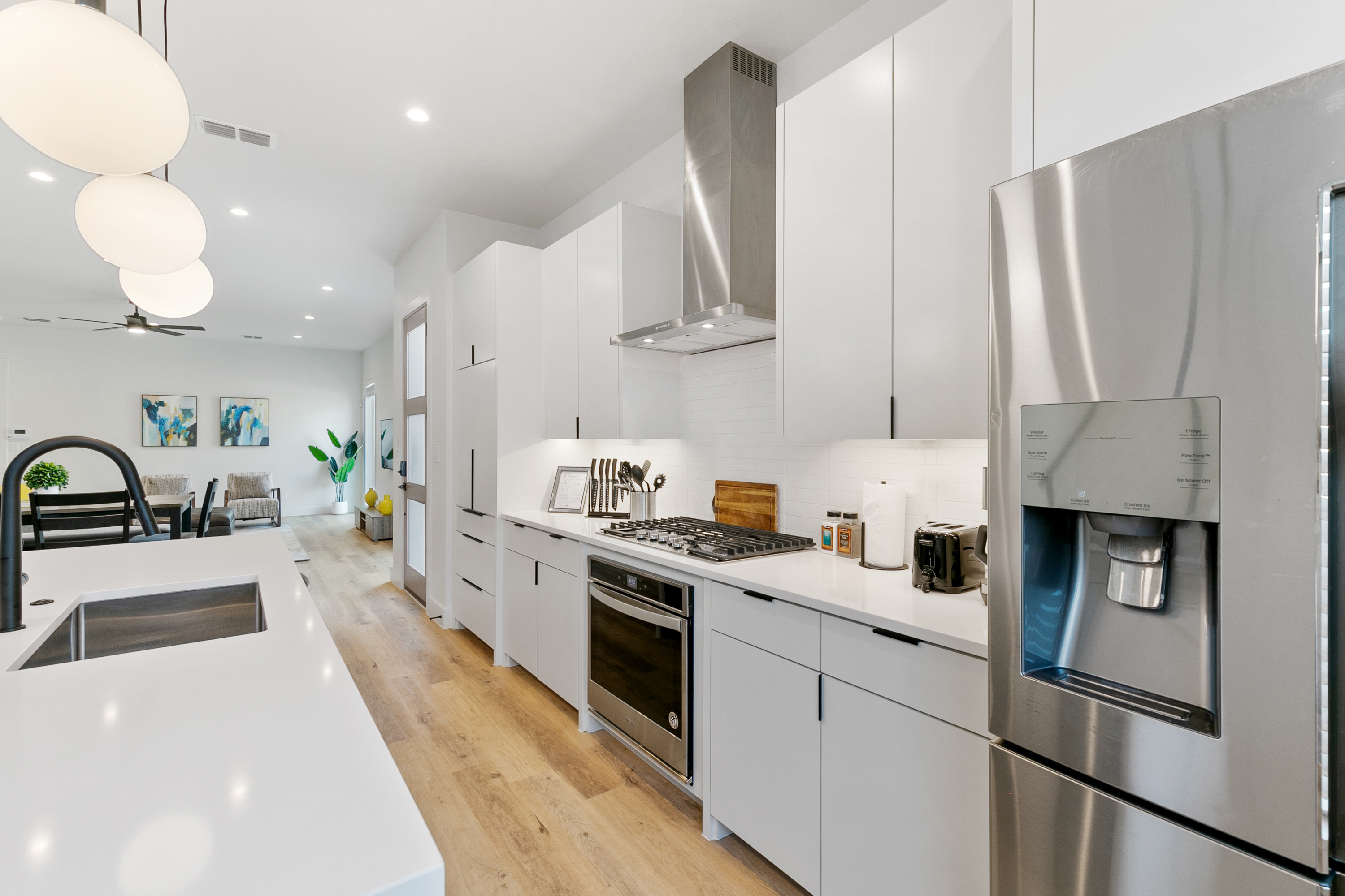 Bright & Airy Apartment 3