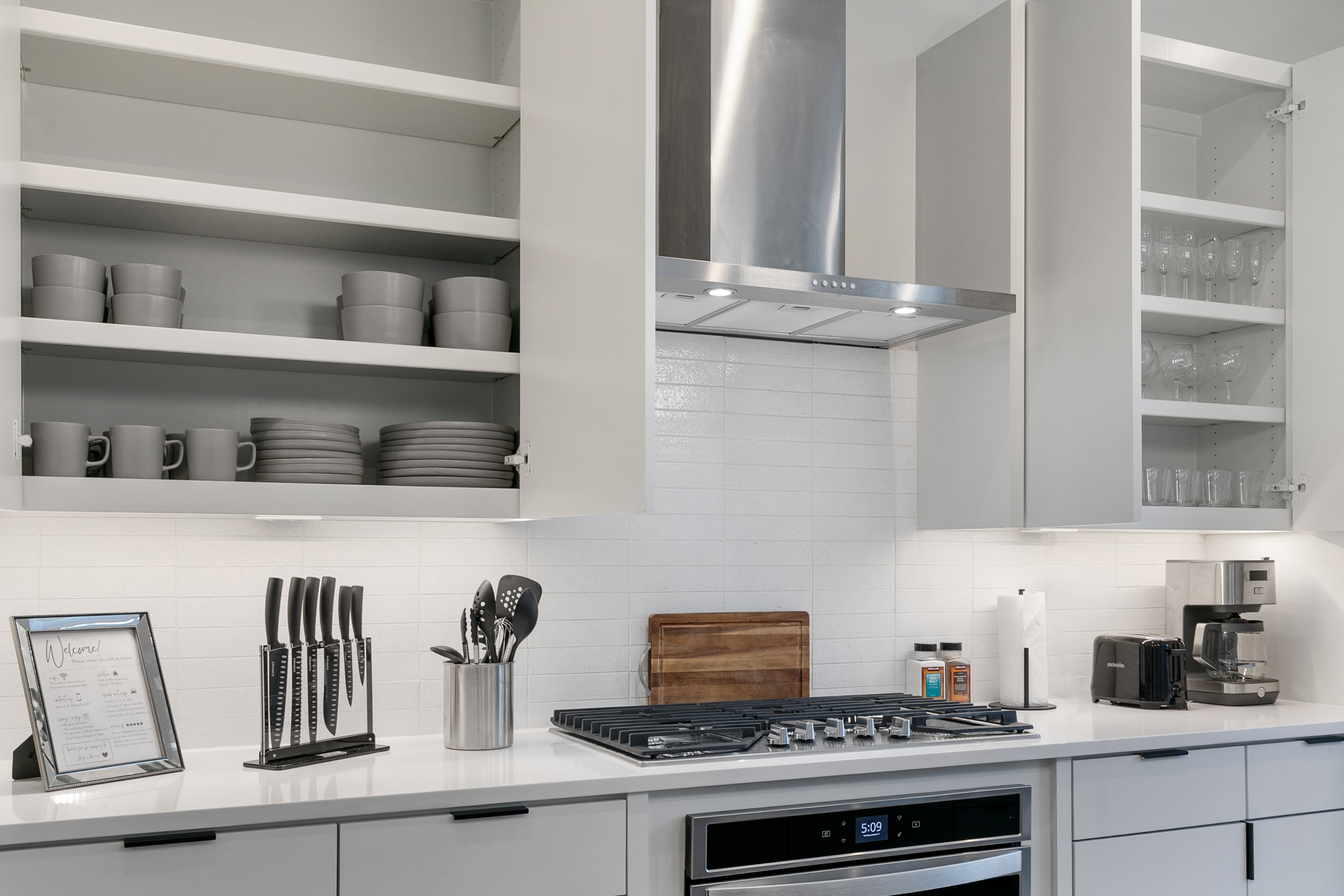 Bright & Airy Apartment 11