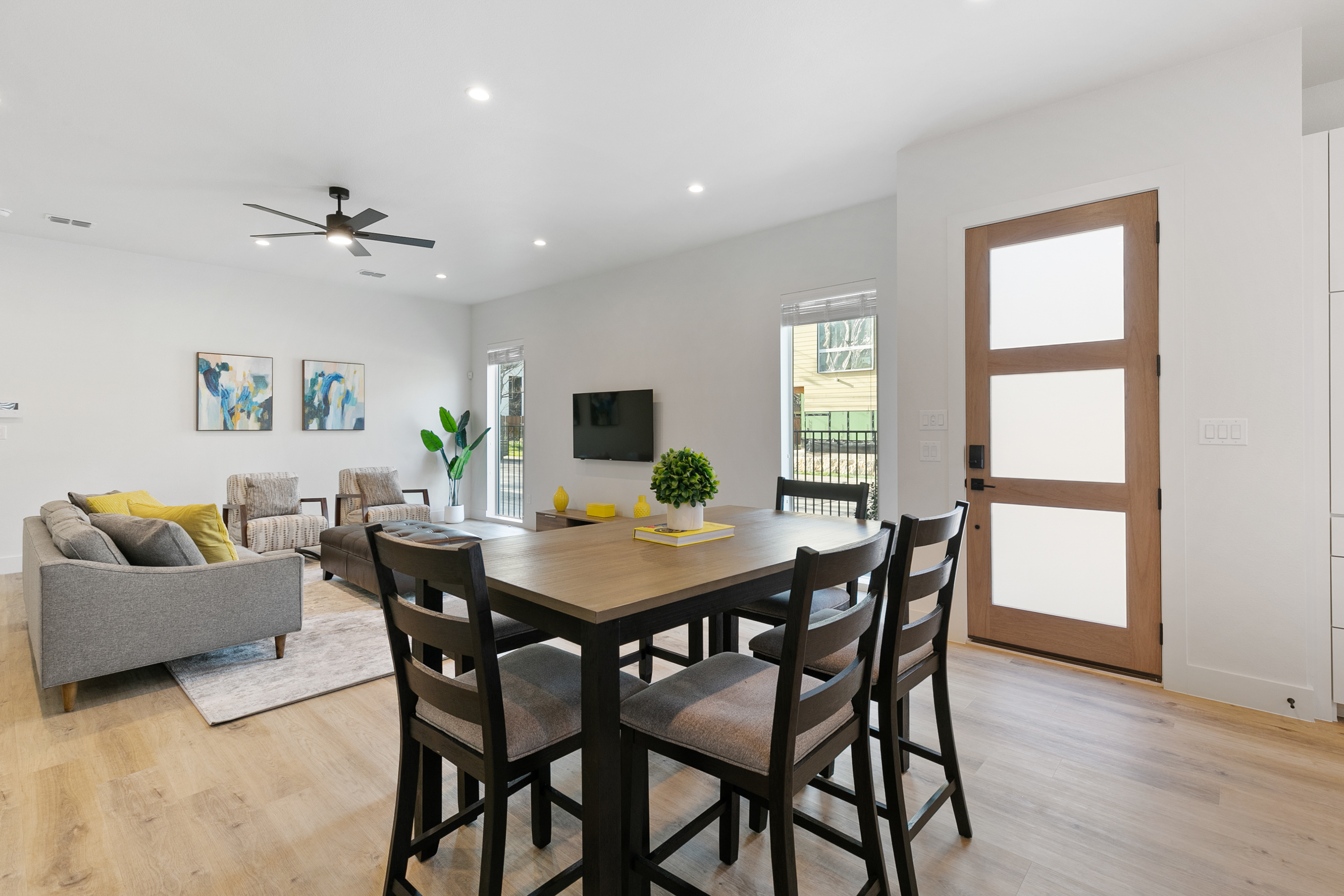Bright & Airy Apartment 16